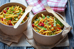 Pasta salad with chickpeas and vegetables