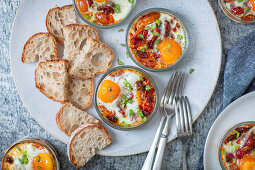 Eier im Glas mit Chorizo, Tomaten, Paprika und Brot