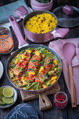 Curry mit Lachs und Mango, dazu Reis mit Rosinen