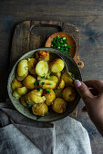 Fried potatoes with spring onions and dill