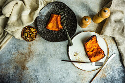 Im Ofen geröstete Bio-Kürbisscheiben mit Honig und Walnüssen