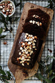 Gewürzkuchen mit Nüssen auf Holzbrett