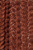 Schokoladen-Ganache, aufgespritzt (Bildfüllend)