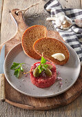 Beef tartare with toasted bread