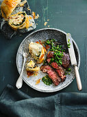 Schwarzkohl-Kartoffel-Strudel mit Ribeye-Steak