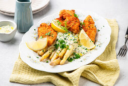White asparagus with schnitzel and hollandaise sauce