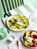 Petersfisch mit Kartoffeln, Zwiebeln und Zitrone dazu griechischer Salat