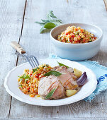 Langsam gebratenes Schweinefleisch mit rotem Linsensalat