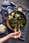 Asiatisches Rinderfleischcurry mit Brokkolini und Pilzen, dazu Reis