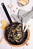 Spaghetti Nero mit Muscheln, Parmesan und Petersilie