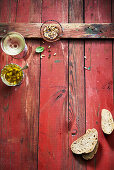 Brot und Salatdressing auf rot gestrichenem Holzuntergrund