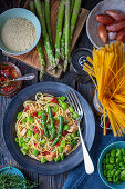 Spaghetti with chicken and asparagus