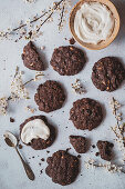 Chocolate cookies with mascarpone