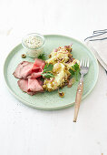 Wirtshaus-Schmaus mit Roastbeef, Kartoffelpüree und Röstzwiebeln
