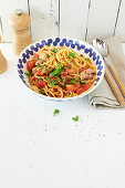 Spaghetti al Tonno - Pasta mit Thunfisch, Tomaten, Petersilie und Kapern (Italien)