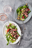Lukewarm steak salad with green asparagus