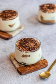 Tiramisu in Gläsern serviert