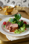 Rapunzelsalat mit Schweinefilet und Himbeeren zur Movie-Night