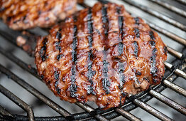 BBQ-Burger auf dem Grillrost