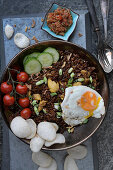 Indonesisches Nasi Goreng mit hausgemachtem Sambal und Spiegelei
