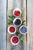 Berries contain vitamin C and lower histamine levels