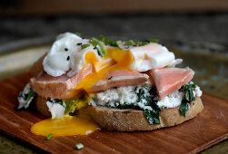 Brot mit Earl-Grey-Lachs, pochiertem Ei und Spinat-Ricotta