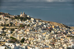 Blick auf Häuser am Hang, Ano Syros und Hafenstadt Ermoupoli, Insel Syros, Kykladen, Ägäis, Griechenland