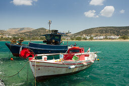 Fischerboote in der Bucht von Galissas, Insel Syros, Kykladen, Ägäis, Griechenland