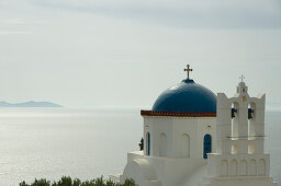 Typische Kirche mit Blick aufs Meer, Panagia, Insel Sifnos, Kykladen, Ägäis, Griechenland