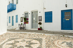 Typische Hausfassaden im Ort, Insel Milos, Kykladen, Ägäis, Griechenland
