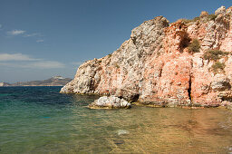 Felsen an der Küste und glasklares Wasser, Milos, Kykladen, Ägäis, Griechenland