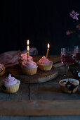 Blueberry Cupcakes mit rosa Frosting und Kerze