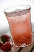 Strawberry juice with cardamom