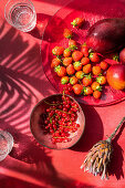 Rote Johannisbeeren, Erdbeeren, Mango und Nektarinen