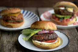 Portabello-Burger mit karamellisierten roten Zwiebeln und Limetten-Aioli