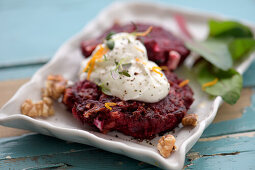 Walnuss-Rote-Bete-Steaks mit Feta und Orange