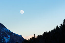 Mond über Berglandschaft, Pyrenäen, Frankreich