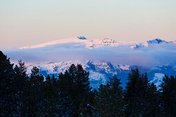 Berge im Sonnenuntergang im Winter, Plateau de Beille, bei Les Cabannes, Département Ariège, Pyrenäen, Okzitanien, Frankreich