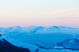 Bergspitzen im Sonnenuntergang im Winter, Plateau de Beille, bei Les Cabannes, Département Ariège, Pyrenäen, Okzitanien, Frankreich
