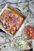 Im Ofen gebratener Lachs, serviert mit Estragon-Mayonnaise und süß-saurem Rhabarberkompott