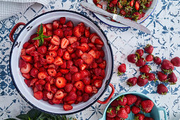 Erdbeermarmelade zubereiten - Geputzte und kleingeschnittene Erdbeeren im Topf