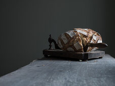 Weizenbrot mit alter Schneidemaschine