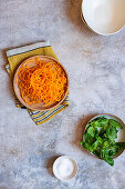 Butternusskürbis-Spaghetti und Basilikumblätter