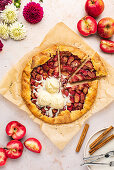 Französische Apfel-Galette mit roten Äpfeln und Vanilleeis