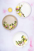 Vegetarischer Kräuter-Radieschen-Salat garniert mit Blüten