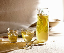 Limoncello mit Rosmarin und Eiswürfeln