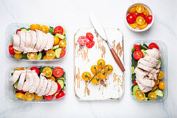 Gekochtes Hähnchenfilet mit Gemüsesalat in Lunchboxen