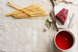 Zutaten für Pasta mit Tomaten-Fleisch-Sauce