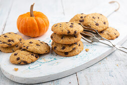 Vegan pumpkin-chocolate-chip cookies