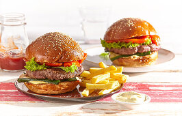 Burger mit gegrillten Gemüse und Pommes